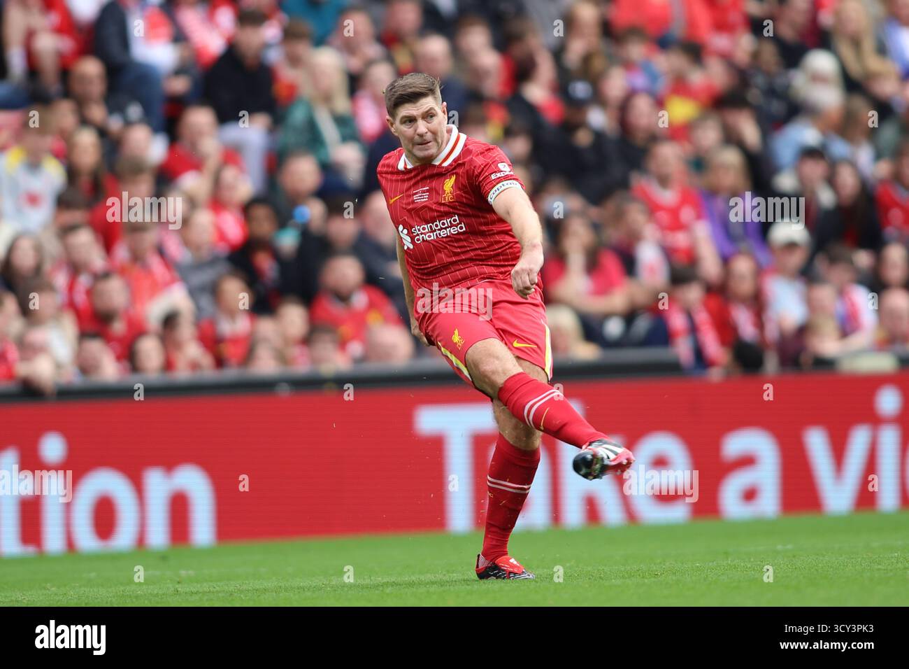 Steven Gerrard in azione durante il match Liverpool FC Legends vs Chelsea Legends ad Anfield Foto Stock