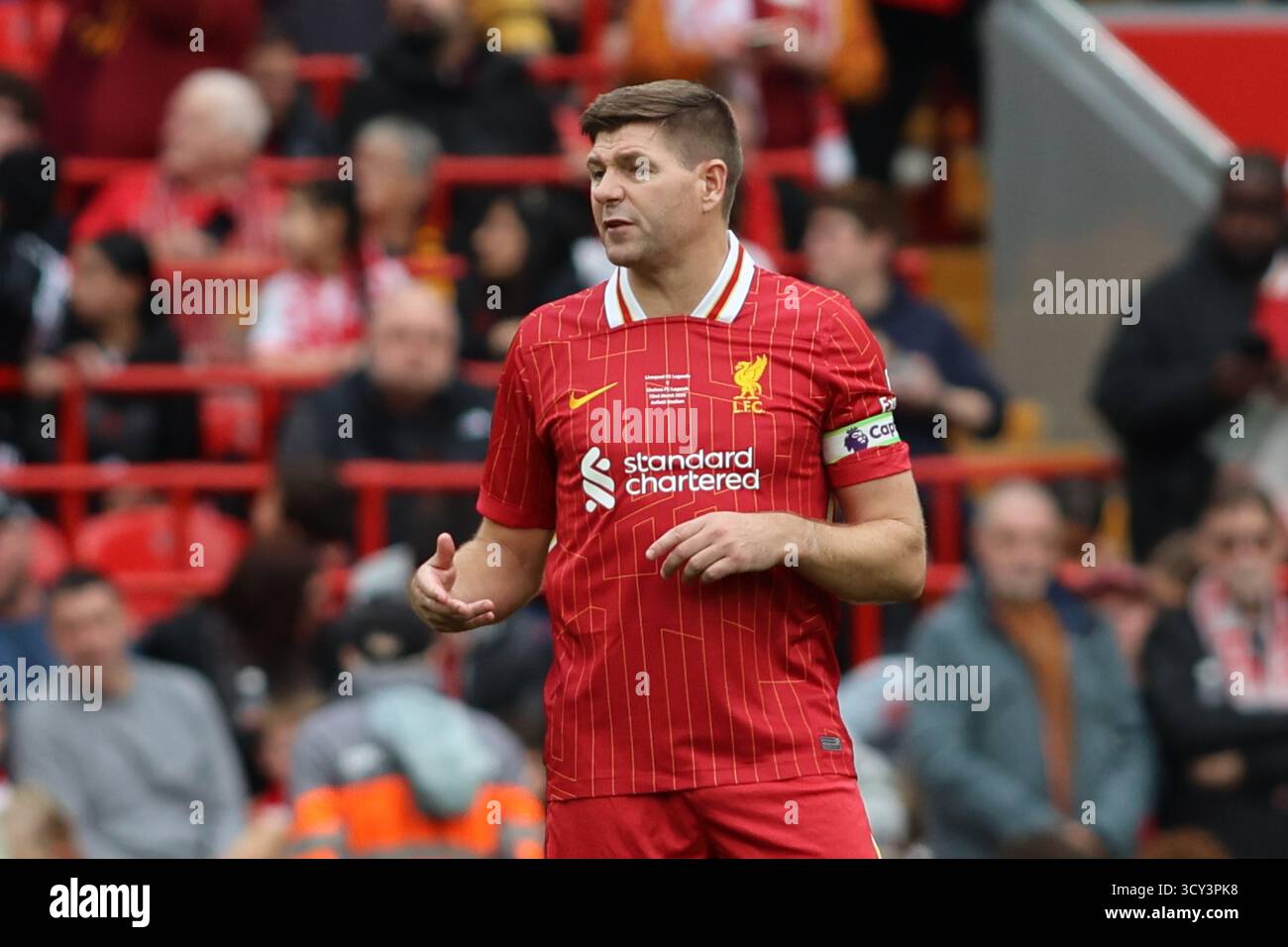 Steven Gerrard in azione durante il match Liverpool FC Legends vs Chelsea Legends ad Anfield Foto Stock