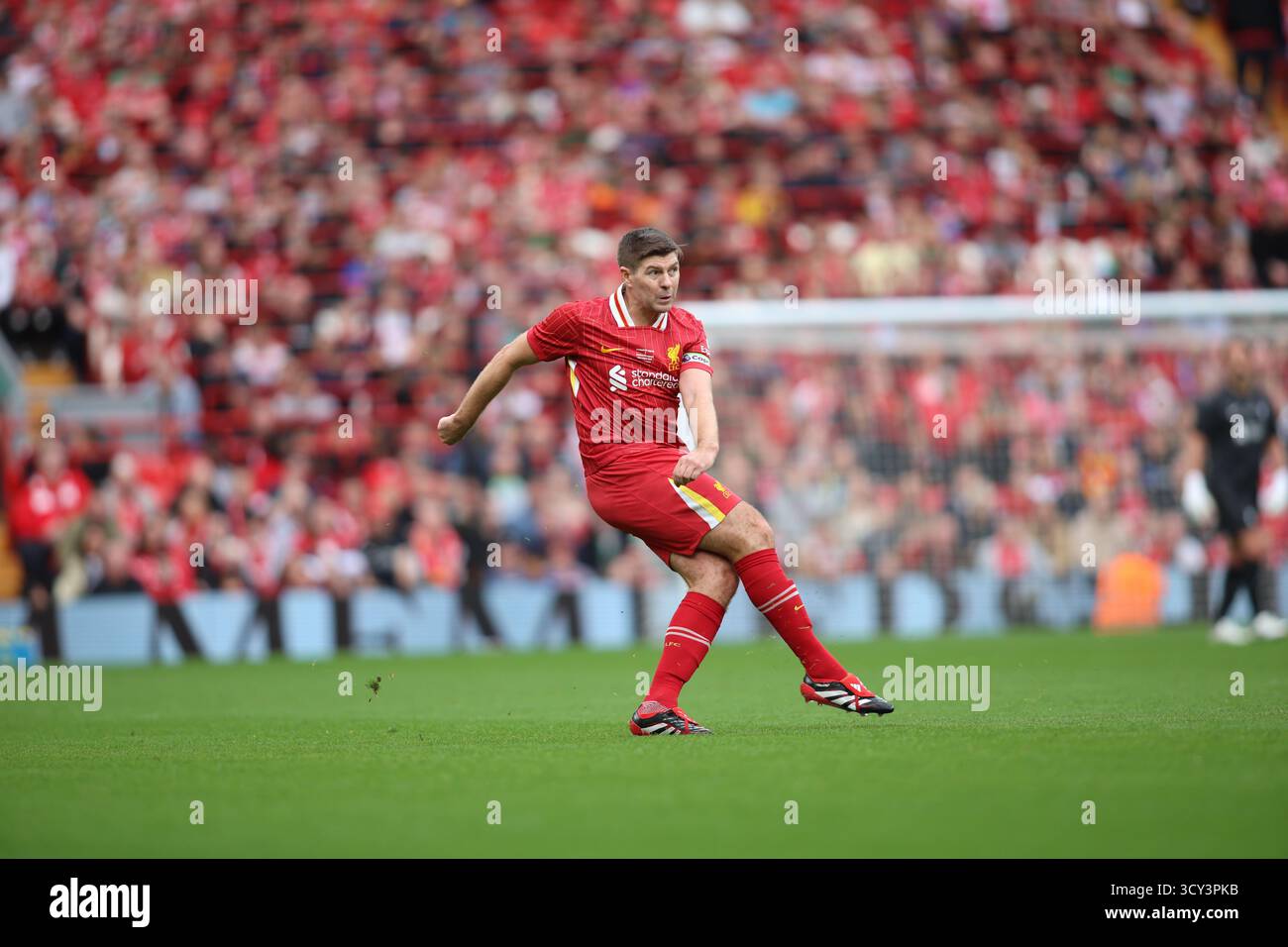 Steven Gerrard in azione durante il match Liverpool FC Legends vs Chelsea Legends ad Anfield Foto Stock