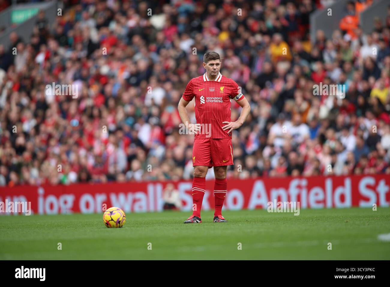 Steven Gerrard in azione durante il match Liverpool FC Legends vs Chelsea Legends ad Anfield Foto Stock