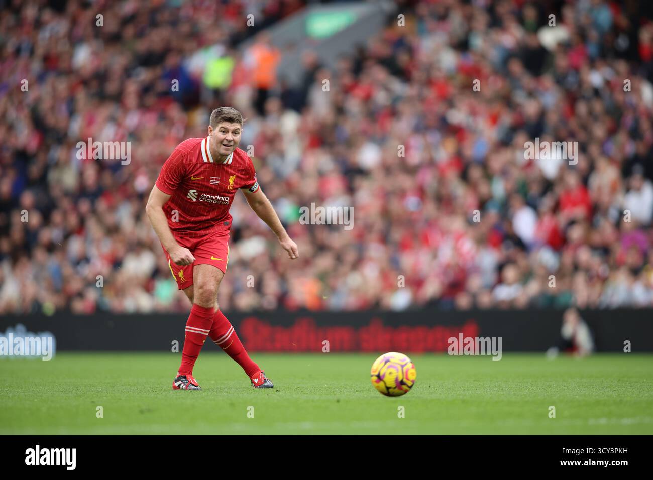 Steven Gerrard in azione durante il match Liverpool FC Legends vs Chelsea Legends ad Anfield Foto Stock