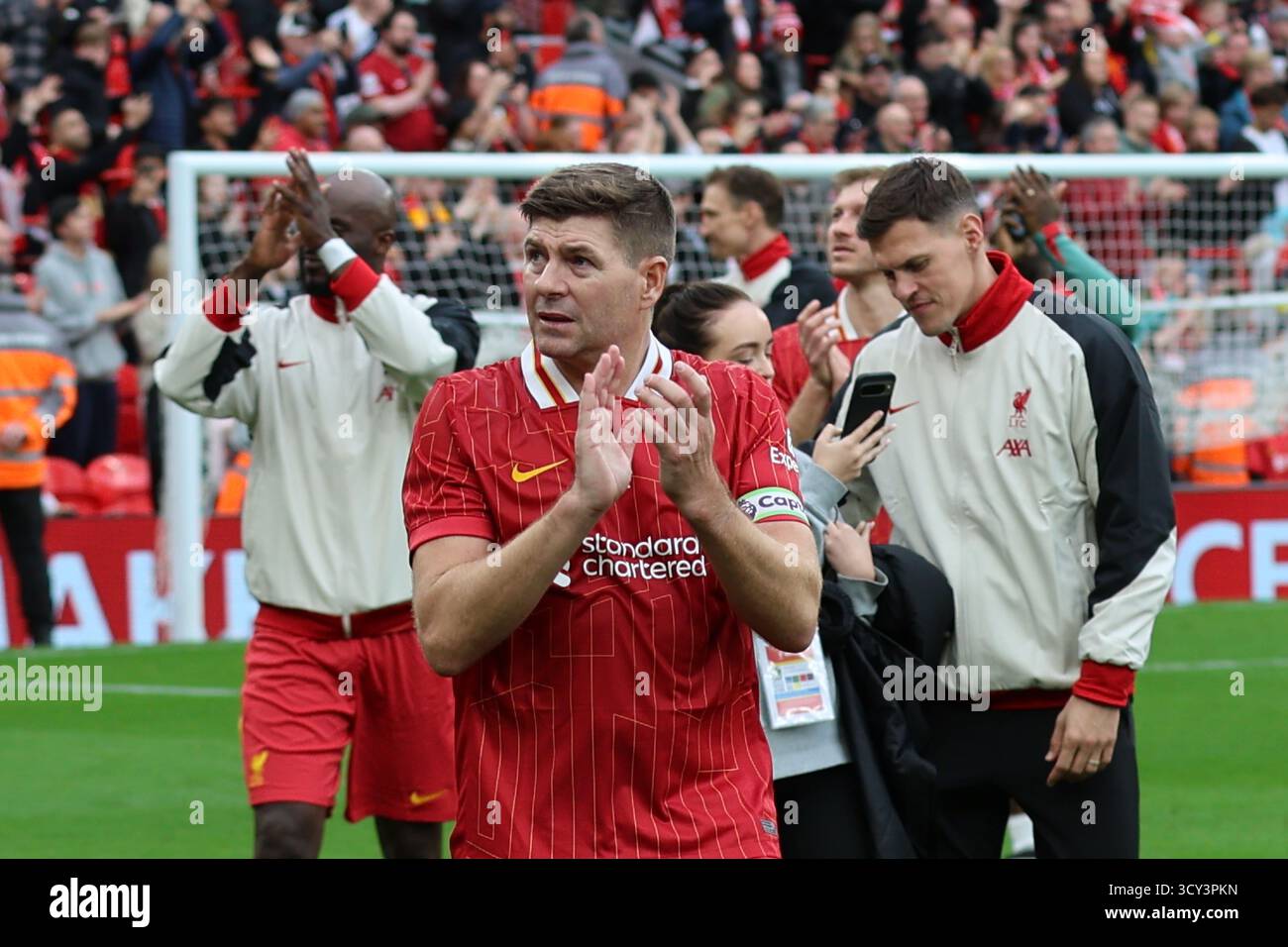 Steven Gerrard in azione durante il match Liverpool FC Legends vs Chelsea Legends ad Anfield Foto Stock