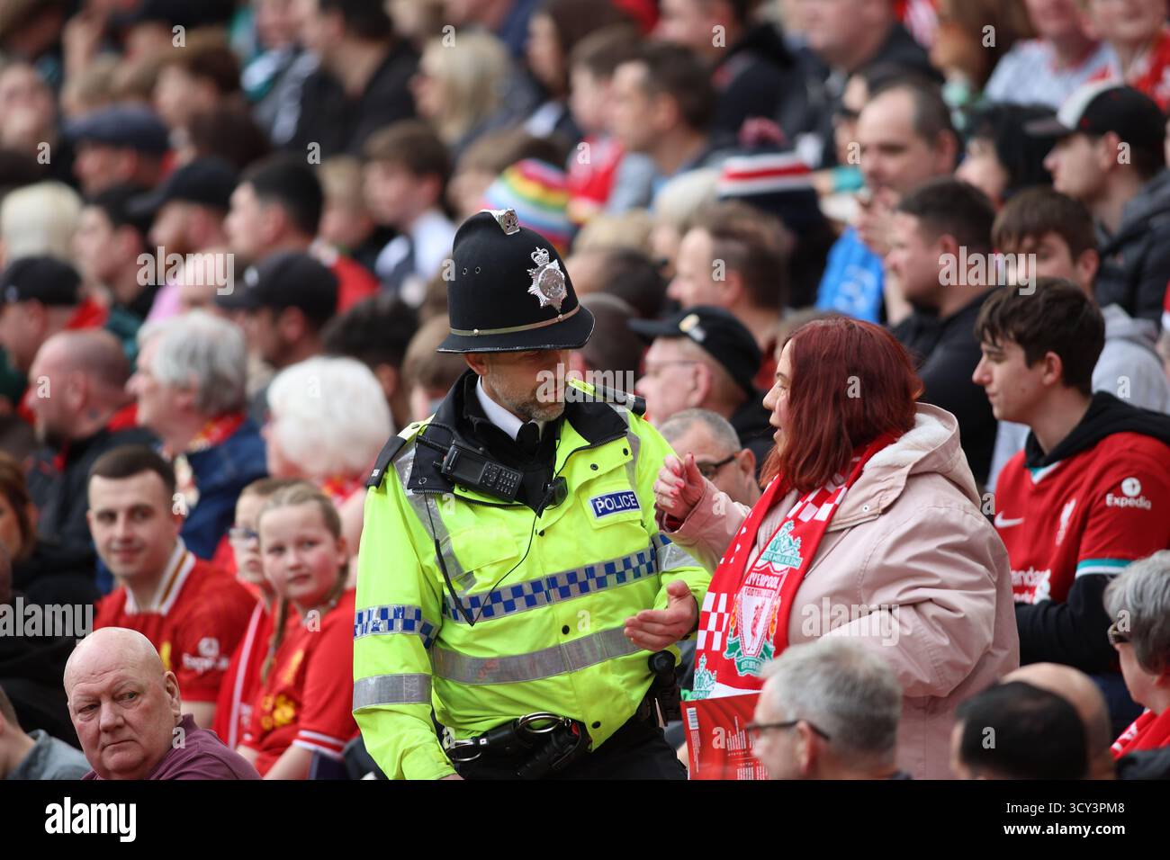 Polizia con fan dell'LFC durante Liverpool FC Legends vs Chelsea Legends ad Anfield Foto Stock