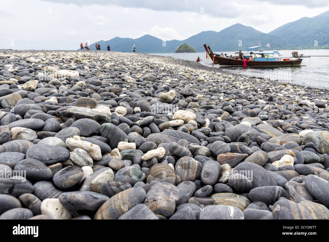 Viaggi Mare delle Andamane per Ko Hin Ngam isola e l'arrivo di turisti tramite la barca dalla coda lunga e bellissima natura della roccia con uno strano colore nero a Ta Foto Stock