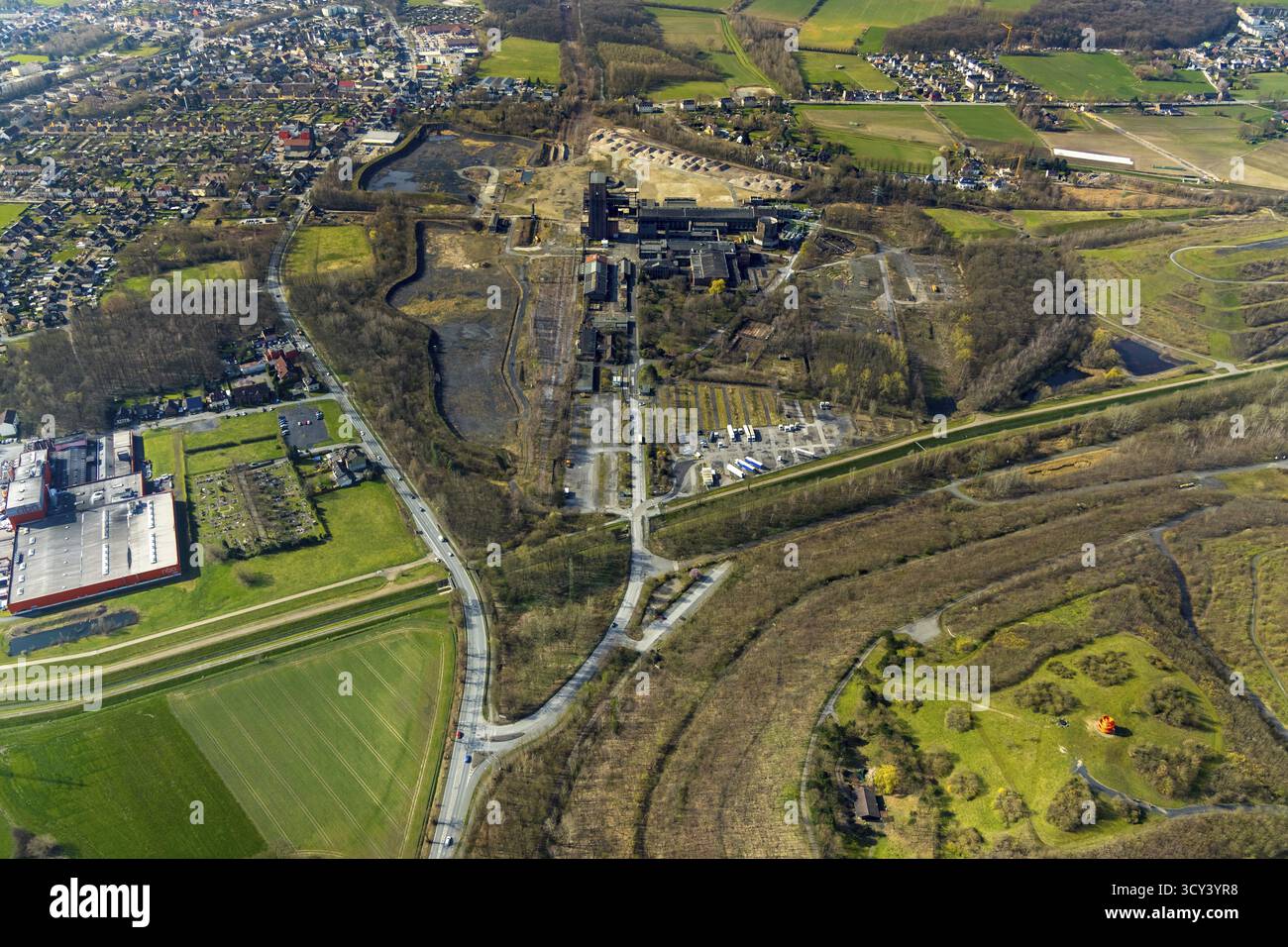 Vista aerea, ex miniera di Ost, miniera di Old Heinrich-Robert, torre martello, ex miniera, punta di Kissinger Hoehe con torre di osservazione rossa, W. Foto Stock