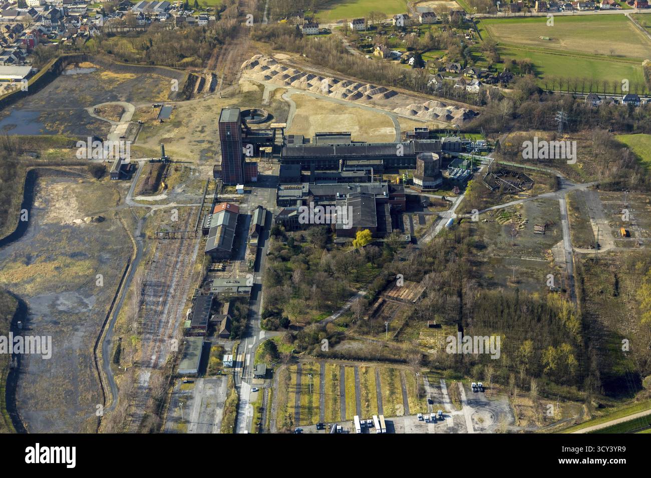 Vista aerea, ex miniera di Ost, miniera di Old Heinrich-Robert, torre martello, ex miniera, punta di Kissinger Hoehe con torre di osservazione rossa, W. Foto Stock
