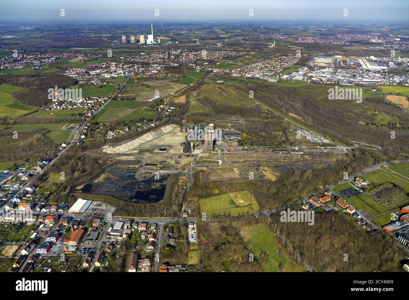 Vista aerea, ex miniera di Ost, miniera di Old Heinrich-Robert, torre martello, ex miniera, punta di Kissinger Hoehe con torre di osservazione rossa, W. Foto Stock