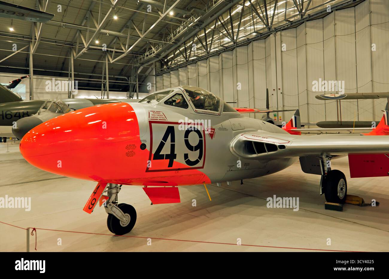 Vista di un de Havilland Vampire T11 (WZ590), la versione da addestramento del 1950 utilizzata per insegnare agli allievi piloti come pilotare aerei a reazione, in mostra all'IWM Duxford. Foto Stock
