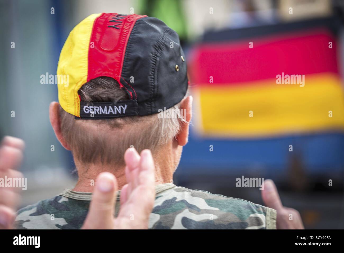 DEU Germania Germania Dresda la cosiddetta passeggiata del lunedì dei sostenitori di Pegida attraverso il centro della città. Uomo con berretto tedesco e camicia mimetica Foto Stock