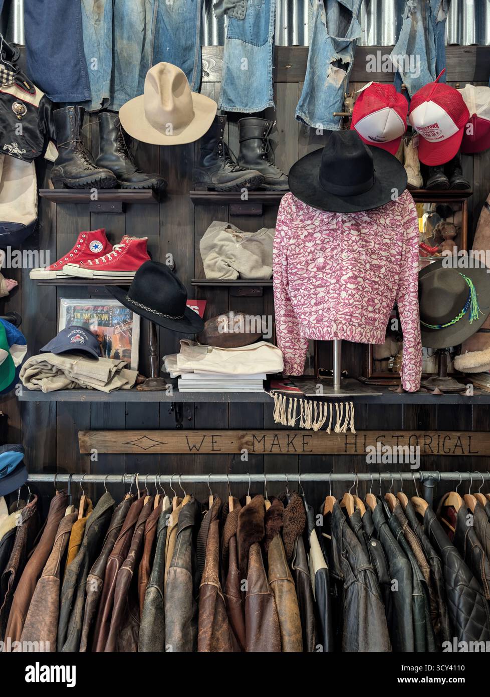 Negozio di abbigliamento vintage e di seconda mano Foto Stock