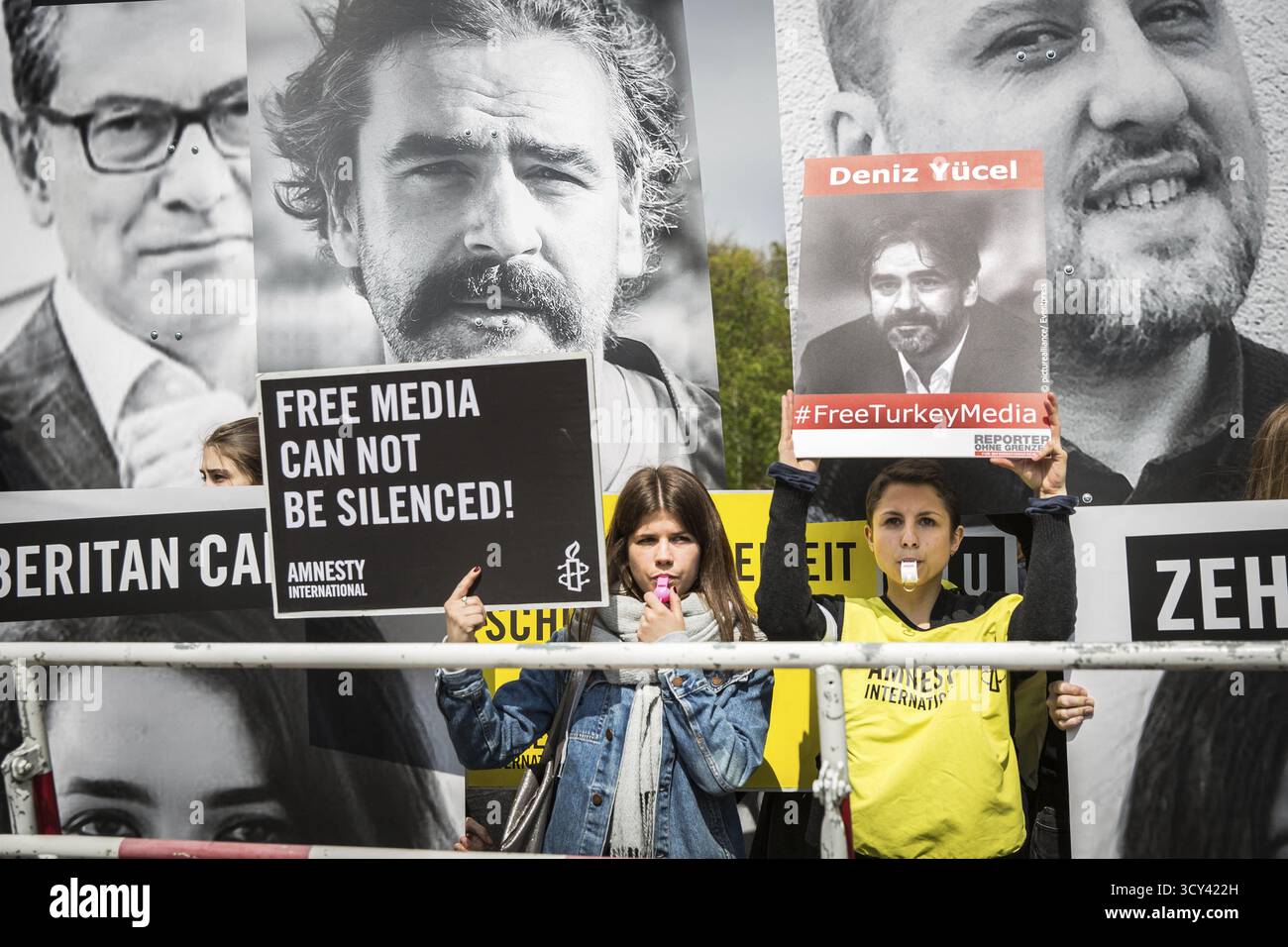 DEU Germany Germany Germany Berlin protesta organizzata da Reporters Without Borders e Amnesty International in occasione della giornata internazionale della libertà di stampa. Loro prota' Foto Stock