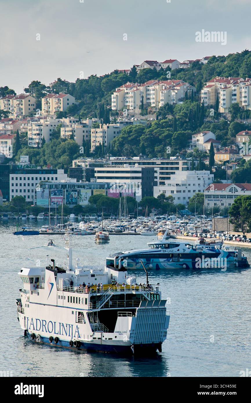 Dubrovnik. Croazia - 17 ottobre 2025: Un traghetto Jadrolinija e un catamarano TP-LINE navigano nel porto di Gruz, un punto di riferimento per il turismo e il trasporto passeggeri Foto Stock