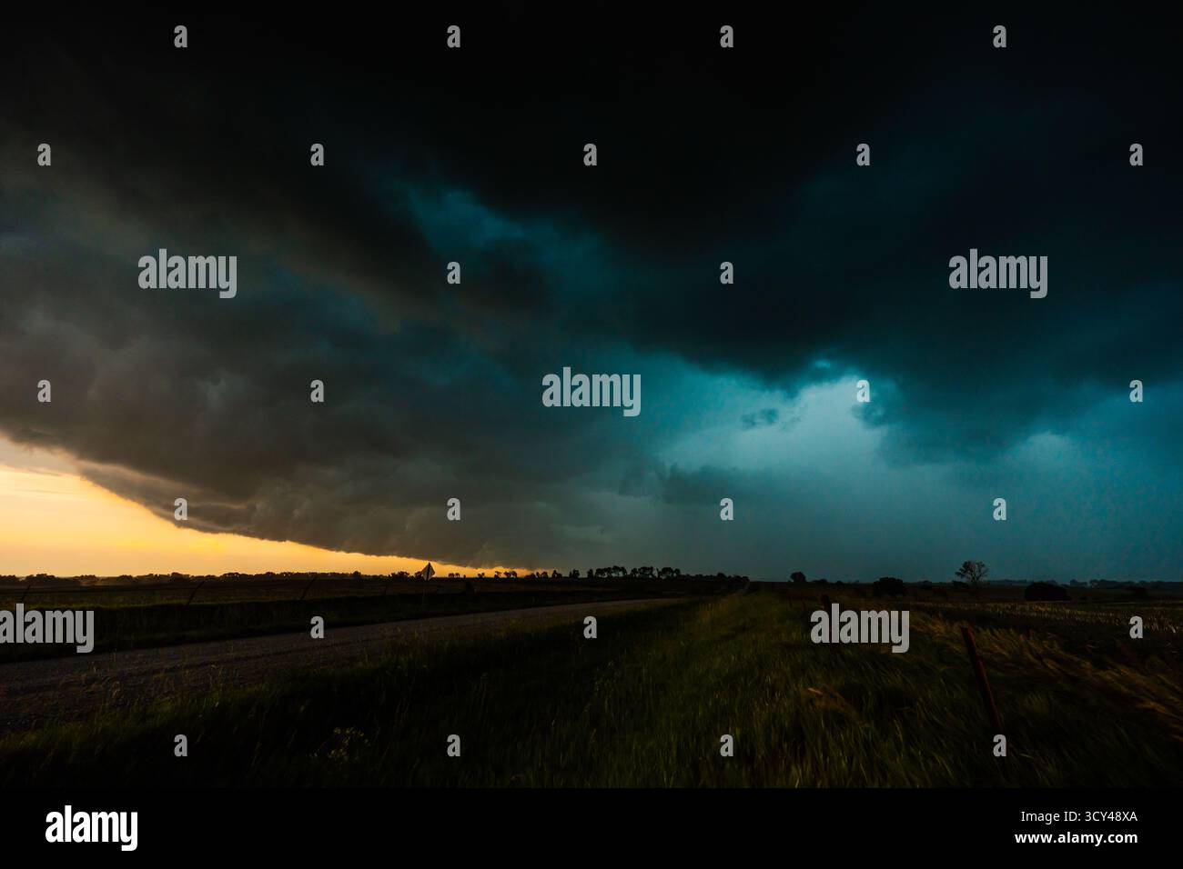 Le nuvole di tempesta colorate si spostano sopra un cielo spettacolare, pieno di texture, ombre e bellezza in natura, catturando una scena in movimento del tempo Foto Stock