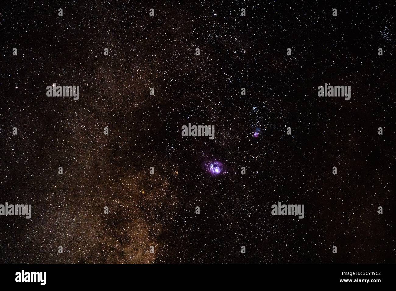 Le stelle spaziali profonde e la nebulosa riempiono il cielo, creando una scena epica, colorata e drammatica con texture e ombre ricche, catturando la grande bellezza Foto Stock