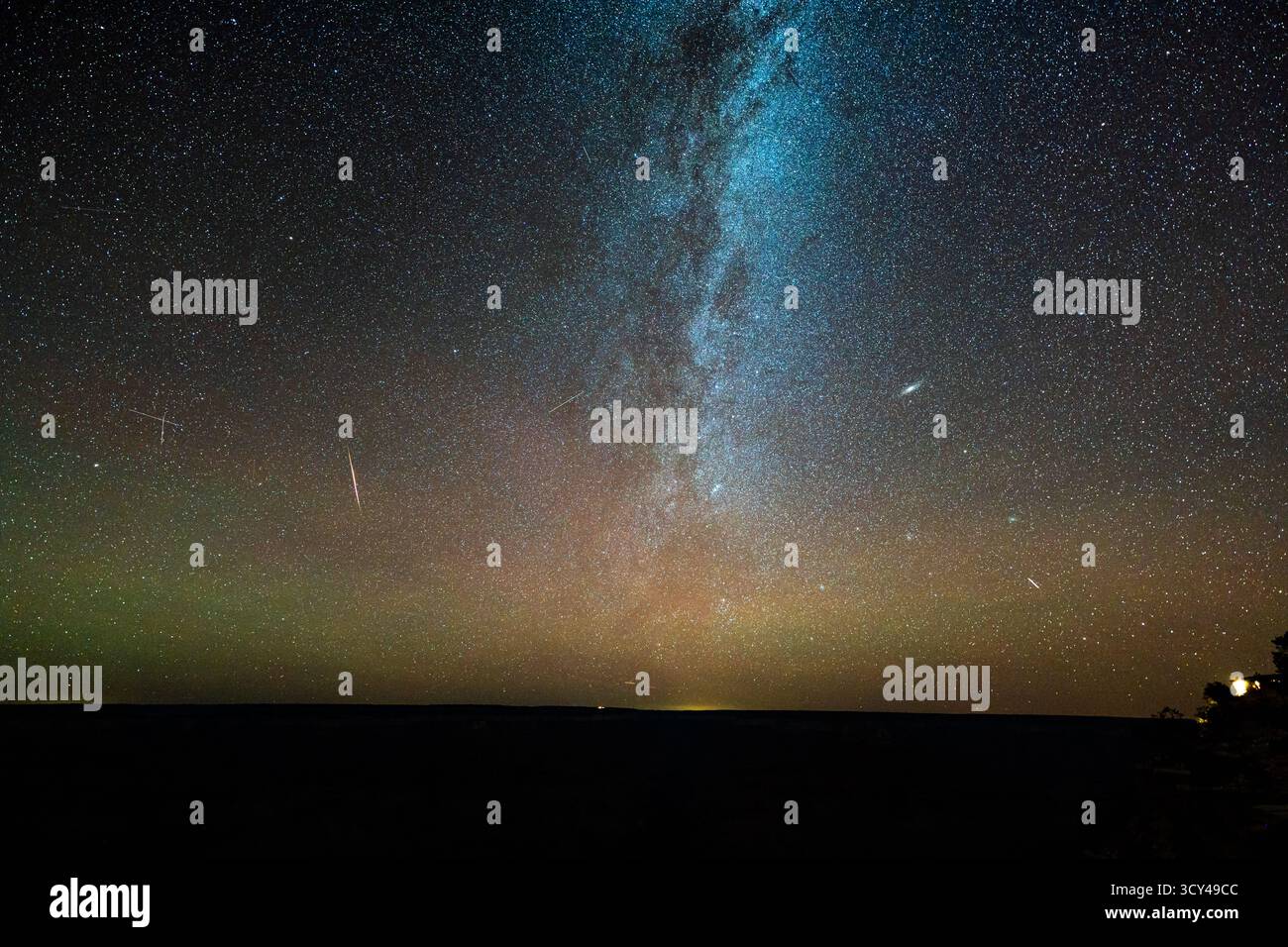 La via Lattea e il cielo stellato notturno si spostano sopra la testa, creando una scena tranquilla ed epica con un cielo spettacolare, una consistenza morbida, un'ombra e una bellezza serena Foto Stock