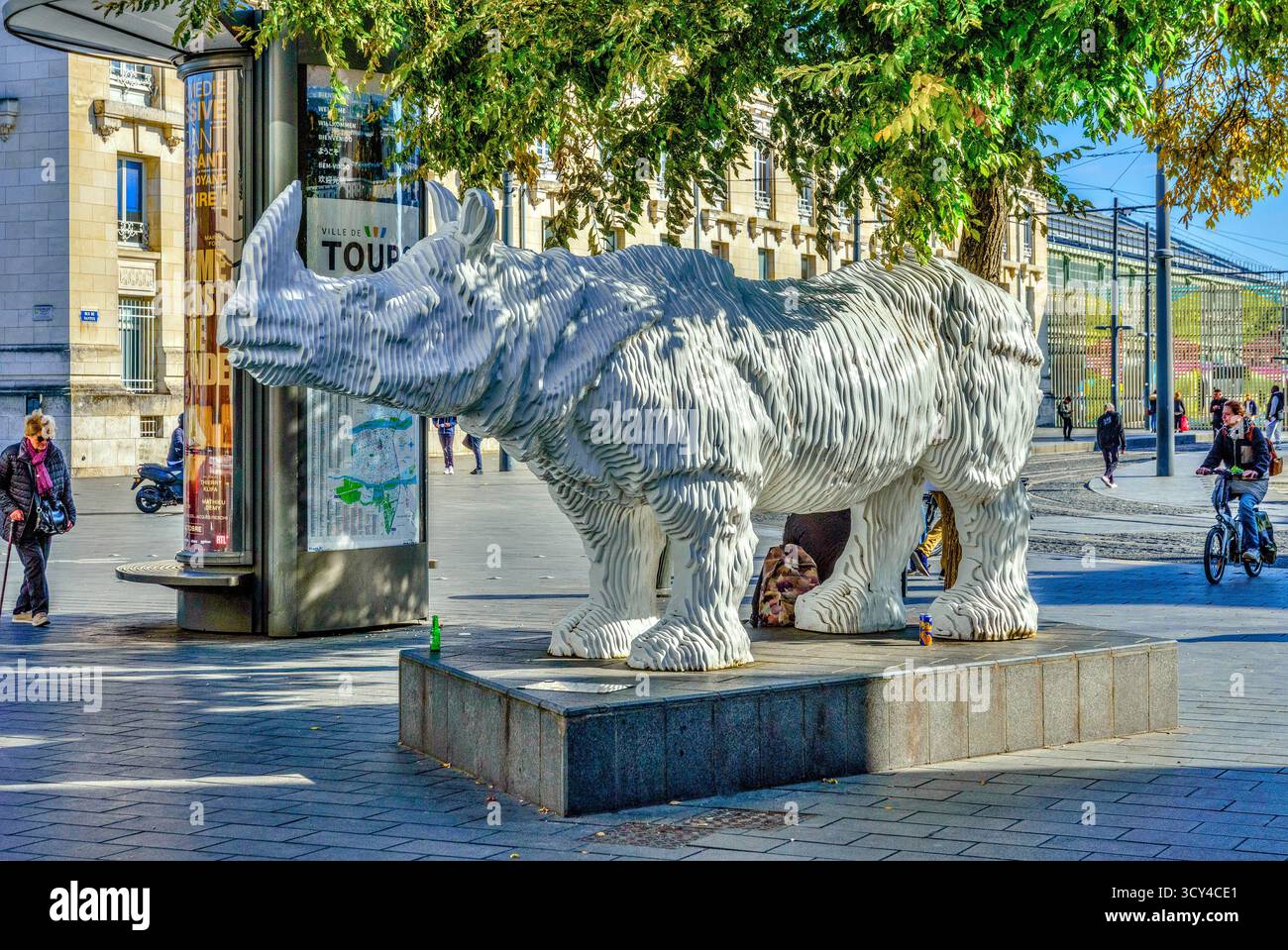 Scultura in resina a grandezza naturale "le Rhinocéros" di Michel Audiard - sponsorizzata dal ristorante McDonald's nel centro di Tours, Indre-et-Loire (37), Francia. Foto Stock