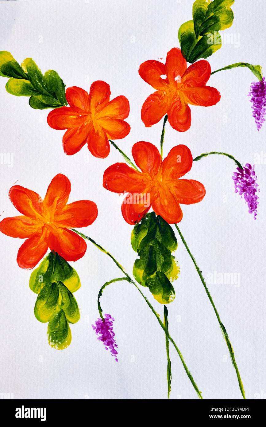 Una composizione floreale artistica dipinta con gouache o acrilici su carta testurizzata, caratterizzata da un bel mix di colori caldi e freddi. Foto Stock