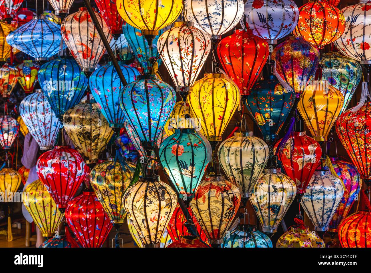 14 gennaio 2024: Lanterne tradizionali fatte a mano a Hoi An, Vietnam. È realizzato con una struttura in bambù rivestita in seta colorata o tessuto broccato. Il granchio Foto Stock