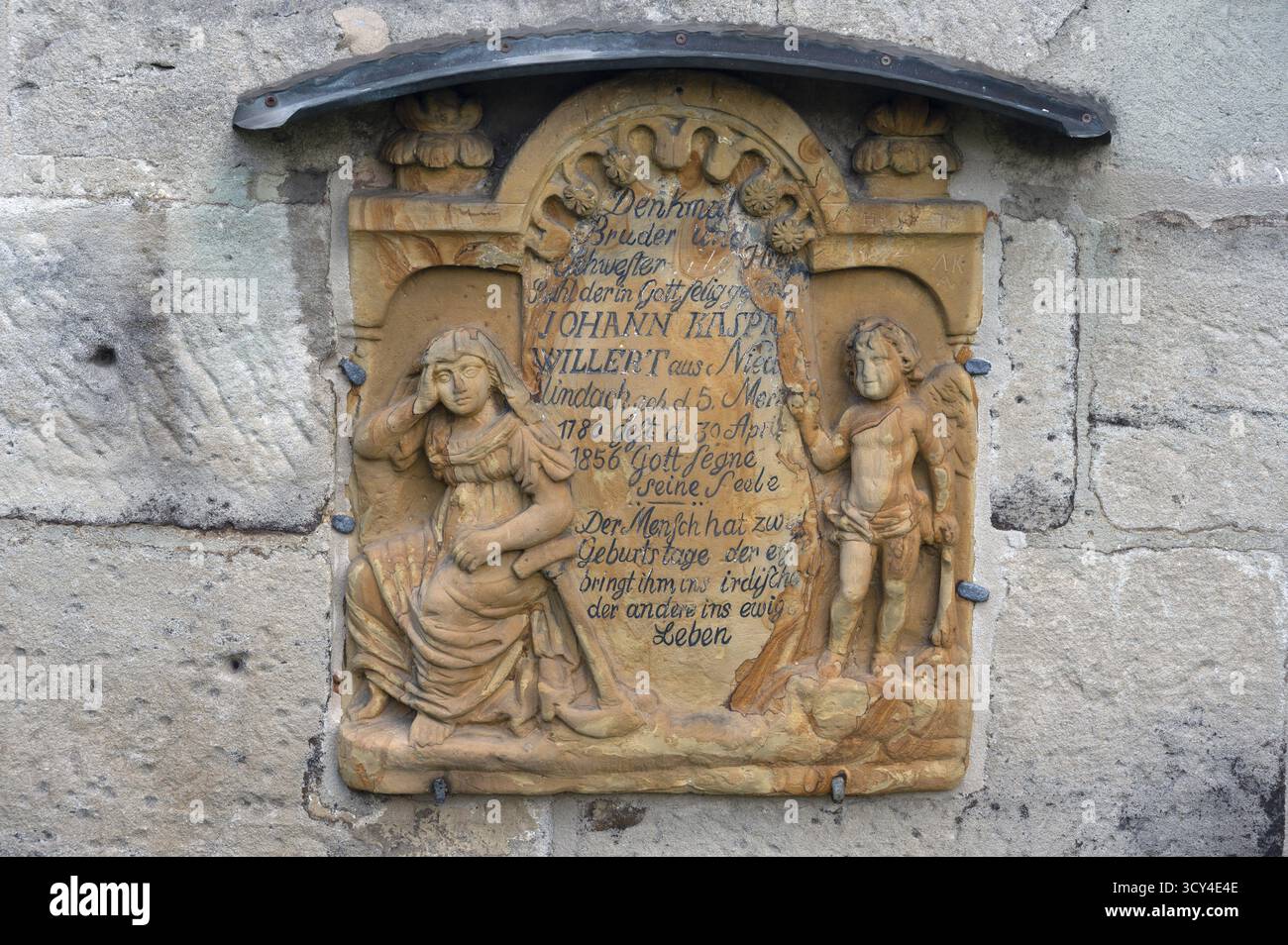 Epitaffio del 1856 presso la Chiesa della Natività, Kirchenburg, Hannberg, Franconia media, Baviera, Germania Foto Stock