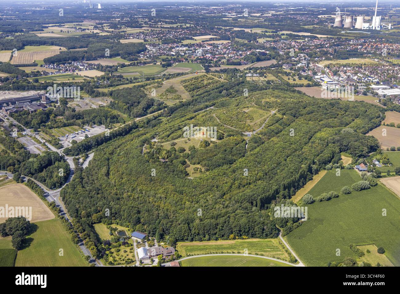 Vista aerea, ex miniera di Ost, miniera di Old Heinrich-Robert, torre martello, ex miniera, Kissinger Hoehe slagheap con torre di osservazione rossa, Wi Foto Stock