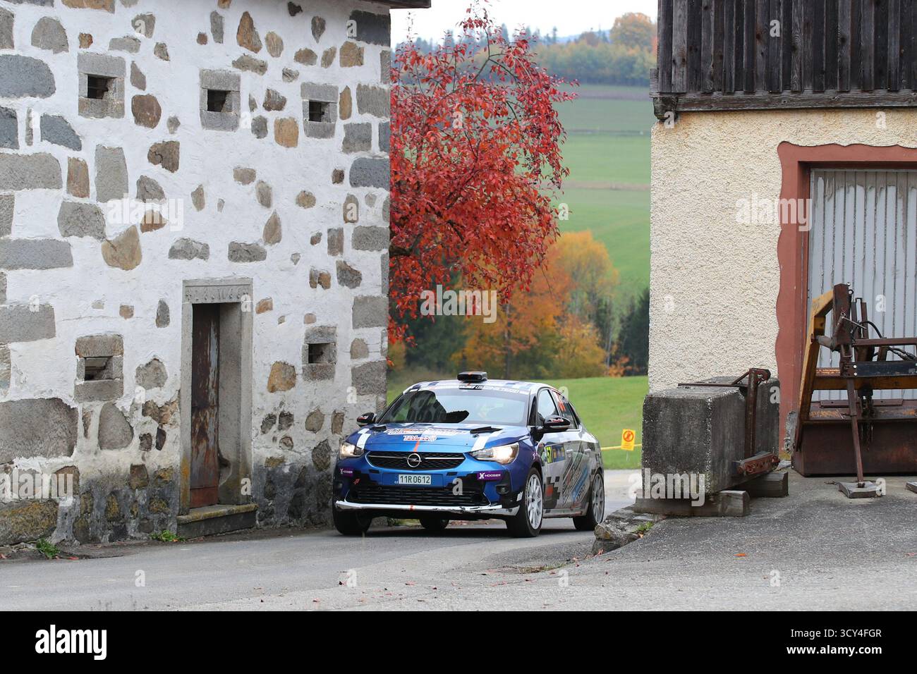 Julbach, Austria. 17 ottobre 2025. OBERES MUEHLVIERTEL, AUSTRIA - 17 OTTOBRE: Jan Schmied della Repubblica Ceca e Pavel Polak della Repubblica Ceca gareggiano con la loro Opel corsa durante la seconda giornata del Campionato del mondo Rally FIA Rally Central European Rally il 17 ottobre 2025 ad Oberes Muehlviertel, Austria .251017 SEPA 07 047 - 20251017 PD3938 credito: APA-PictureDesk/Alamy Live News Foto Stock