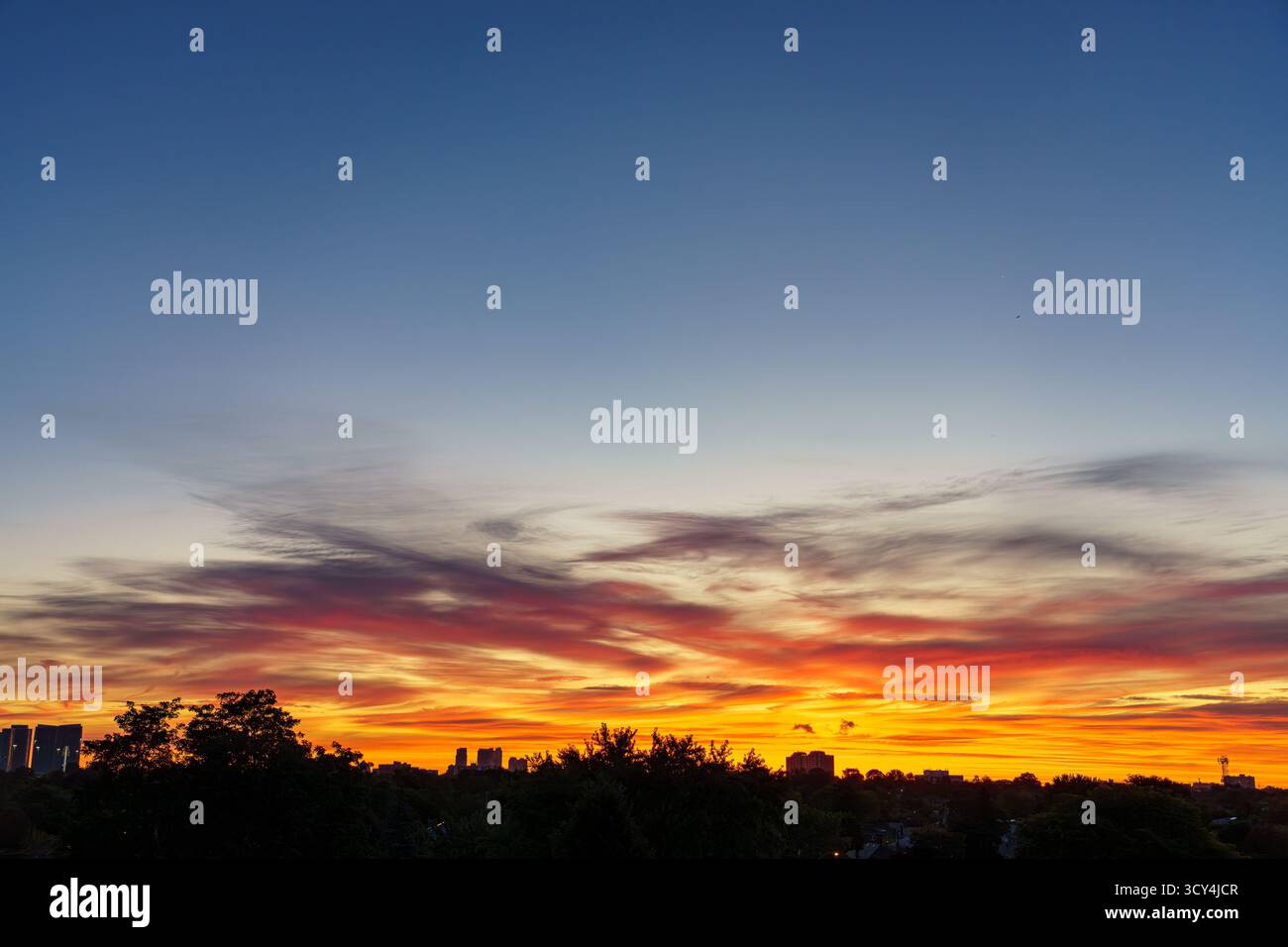 Moody Dawn Sky, City silhouette, Scarbourogh, Ontario, Canada Foto Stock