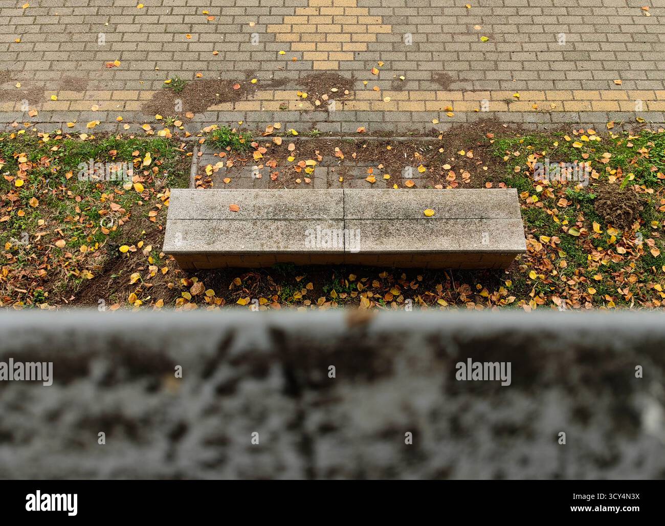 Riposo autunnale. Banco da lavoro concrete City. Foto Stock