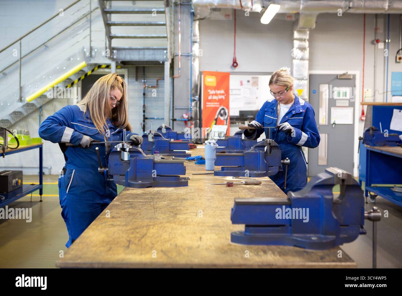 Apprendisti presso la BAE Systems Academy for Skills and Knowledge (SASK) di Barrow-in-Furness in Cumbria, Inghilterra. BAE Systems è responsabile del develo Foto Stock