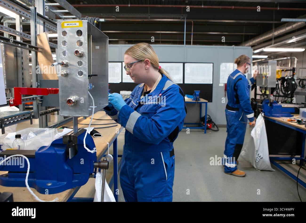 Apprendista elettricista presso la BAE Systems Academy for Skills and Knowledge (SASK) di Barrow-in-Furness in Cumbria, Inghilterra. BAE Systems è responsabile Foto Stock