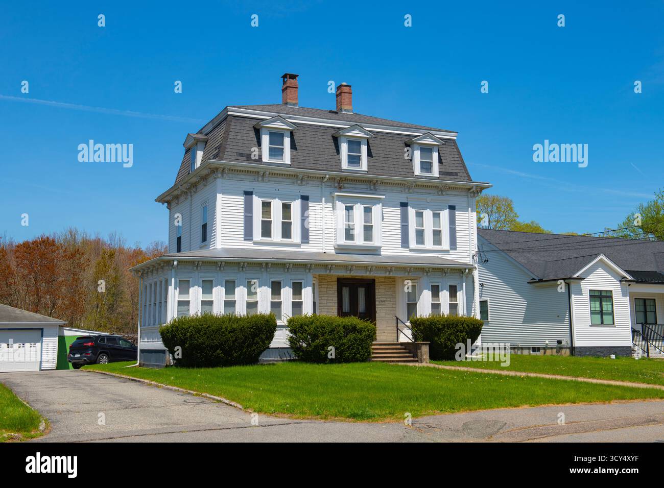 Storica casa in stile impero francese al 265 W Britannia Street nel centro storico della città di Norton, Bristol County, Massachusetts ma, Stati Uniti. Foto Stock