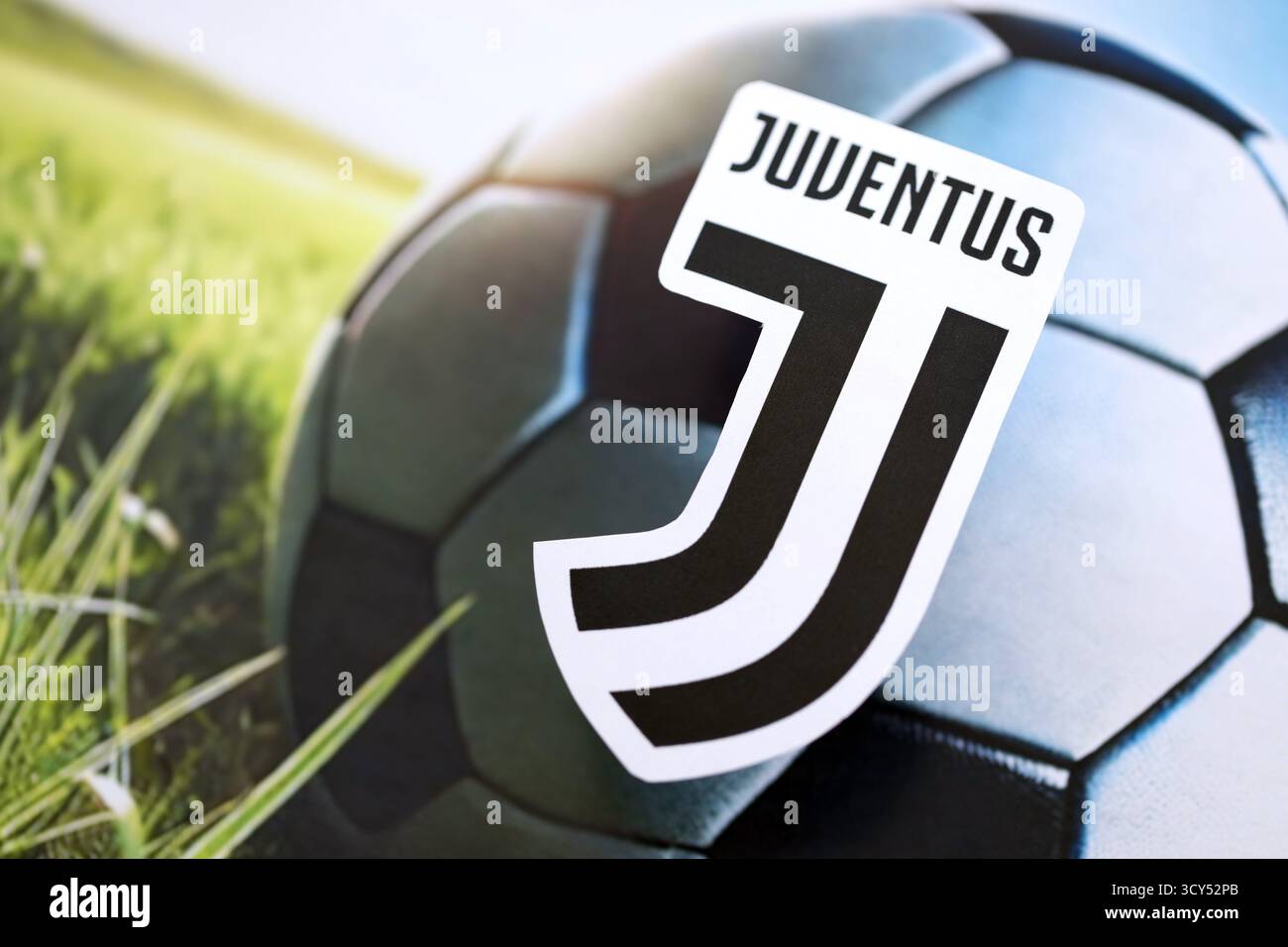 KIEV, UCRAINA - 23 FEBBRAIO 2025 il badge della squadra di calcio della Juventus FC si trova sullo sfondo della palla di calcio Foto Stock