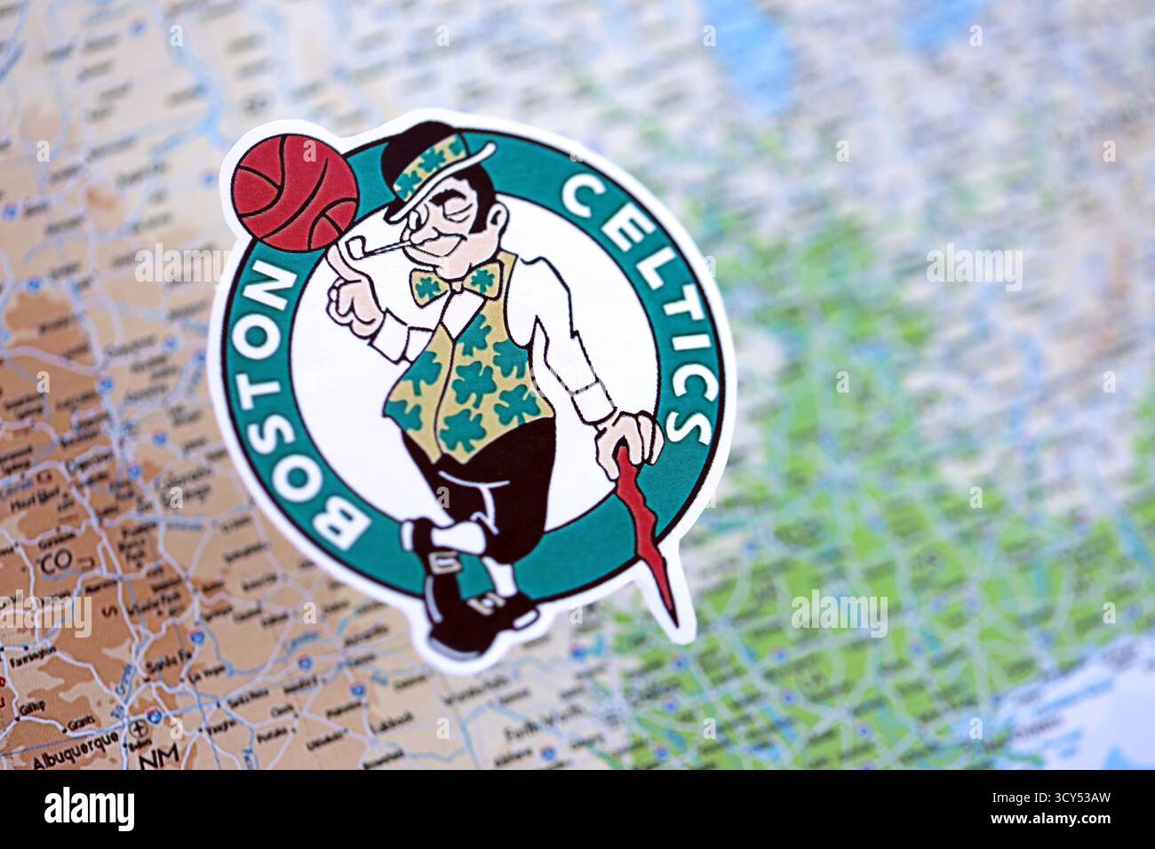 KIEV, UCRAINA - 23 FEBBRAIO 2025 il badge della squadra di basket dei Boston Celtics si trova sul banner della mappa degli Stati Uniti Foto Stock