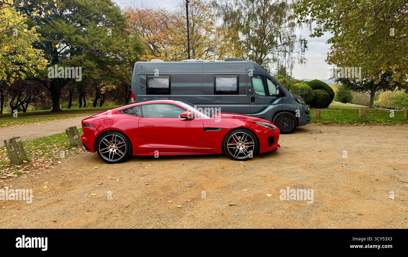 Un'auto sportiva rossa al parcheggio - Immagine stock catturata con smartphone