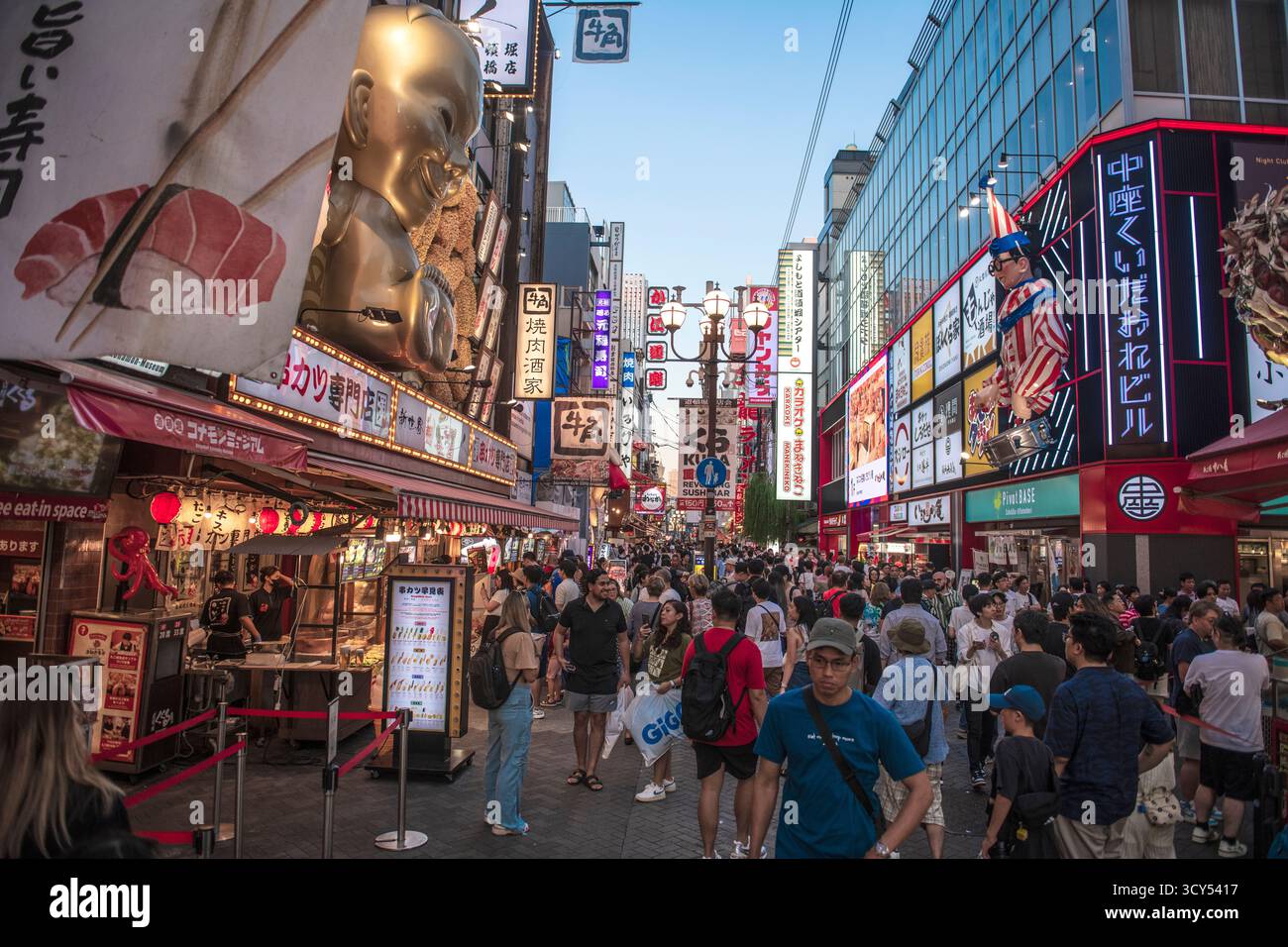 Cartelli illuminati che costeggiano Dotonbori Street. Osaka. Giappone Foto Stock