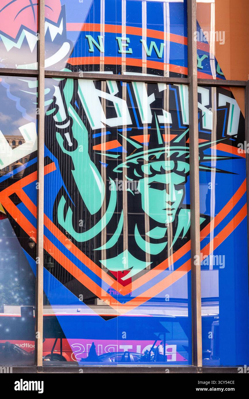Rappresentazione stilizzata della Statua della libertà all'ingresso di un ristorante a Times Square Foto Stock