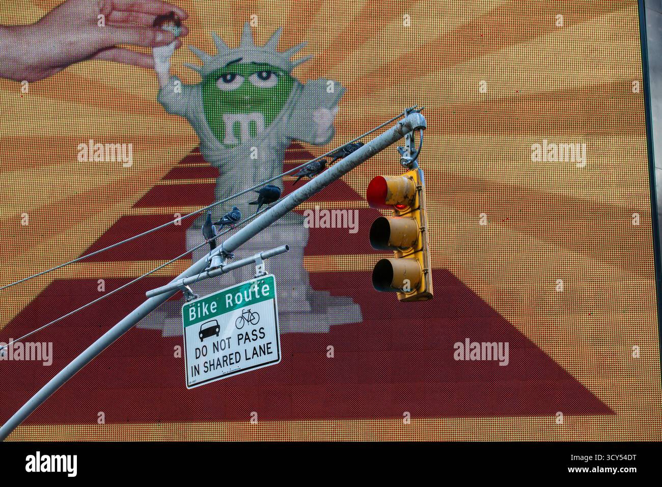 Caricatura della Statua della libertà sui segni illuminati del negozio M&M. Foto Stock