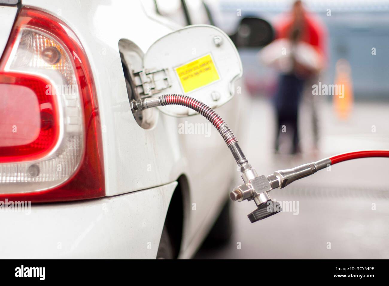 Pompa di gas naturale compressa che riempie il serbatoio del veicolo. Foto Stock