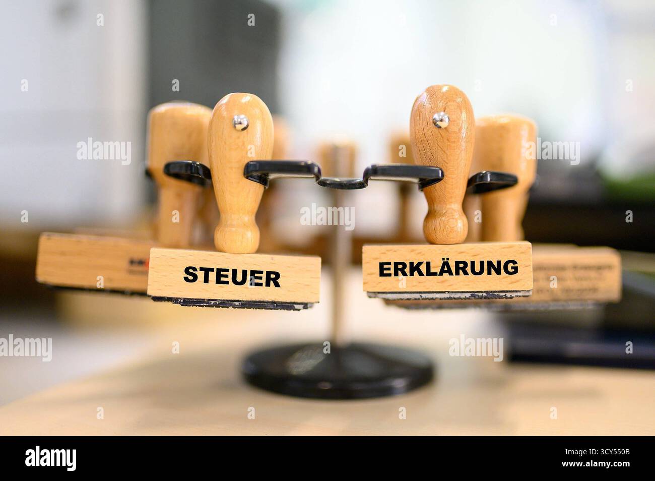 Stock- und Symbolbilder i 17.10.2025 Finanzamt, Steuer, Steuern, Behörde, Einkommen, Lohnsteuer, Steuerbehörde, Finanzbehörde, Einnahmen, Staatshaushalt, Staat, Haushalt, Geld, Finanzmittel, Steuern, Steuererklärung Hamburg Studio Hamburg Deutschland *** immagini simboliche i 17 10 2025 Ufficio delle imposte, imposte, imposte, autorità, reddito, imposta sul reddito, autorità fiscale, autorità fiscale, entrate, bilancio statale, stato, bilancio, denaro, fondi, tasse, dichiarazione dei redditi Hamburg Studio Hamburg Germania Copyright: xLobeca/FelixxSchlikisx Foto Stock