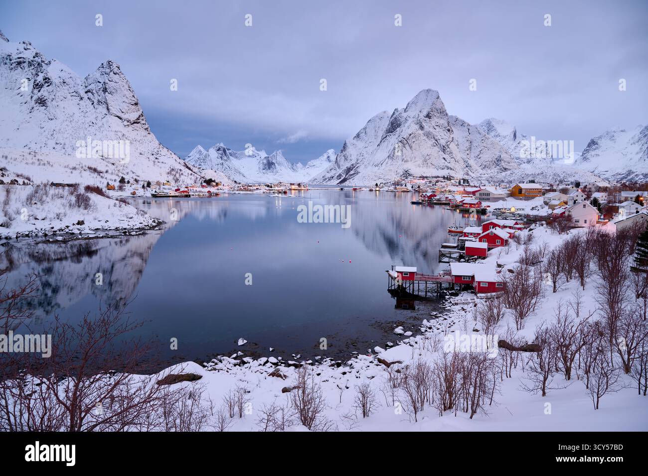 Reine con paesaggio invernale e montagne, Lofoten, Norvegia, Europa Foto Stock