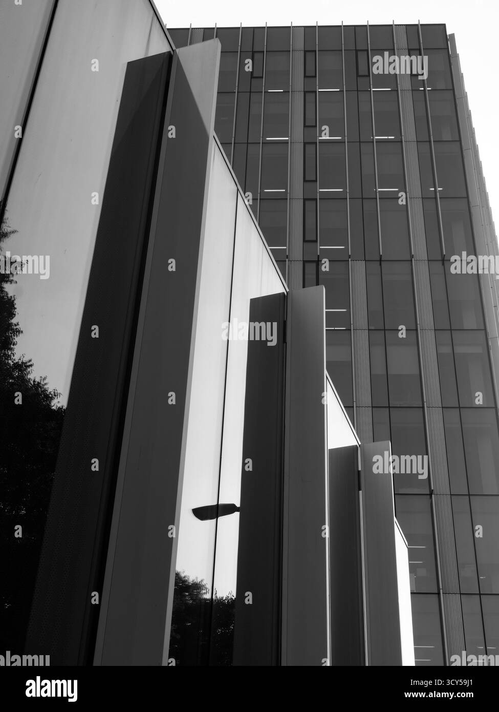 Moderno edificio per uffici lungo via Gattamelata a Milano, Lombardia, Italia Foto Stock
