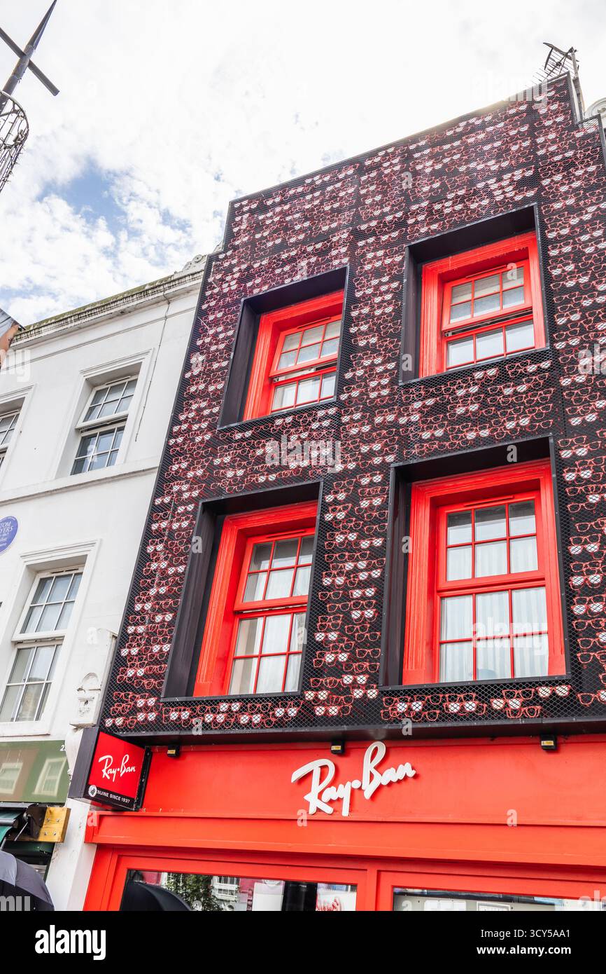Esterno del negozio di occhiali da sole Ray Ban. Londra, Regno Unito, 8 luglio 2023 Foto Stock