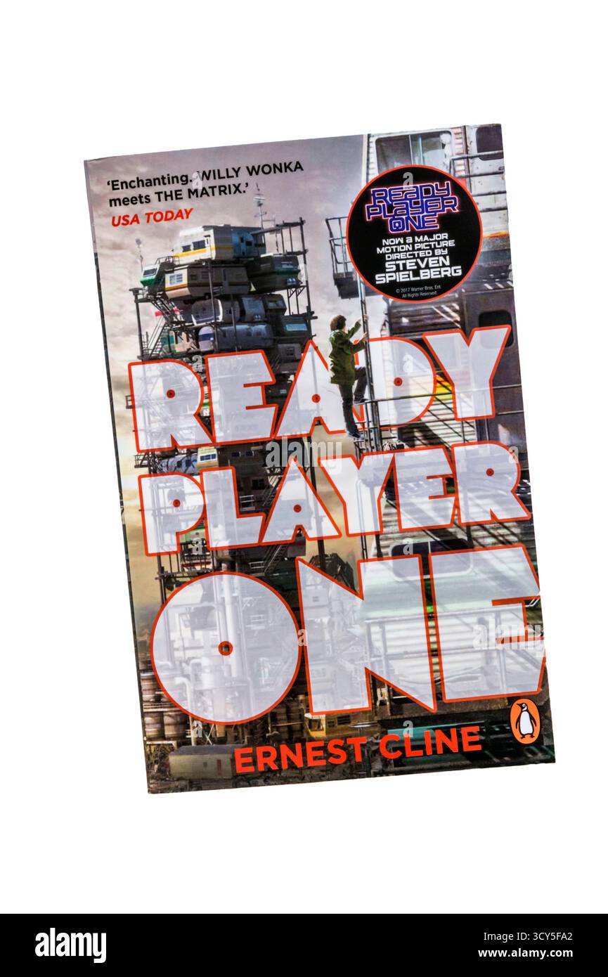 Una copia cartacea di Ready Player One di Ernest Cline. Pubblicato per la prima volta nel 2011 e ora distribuito come film. Foto Stock