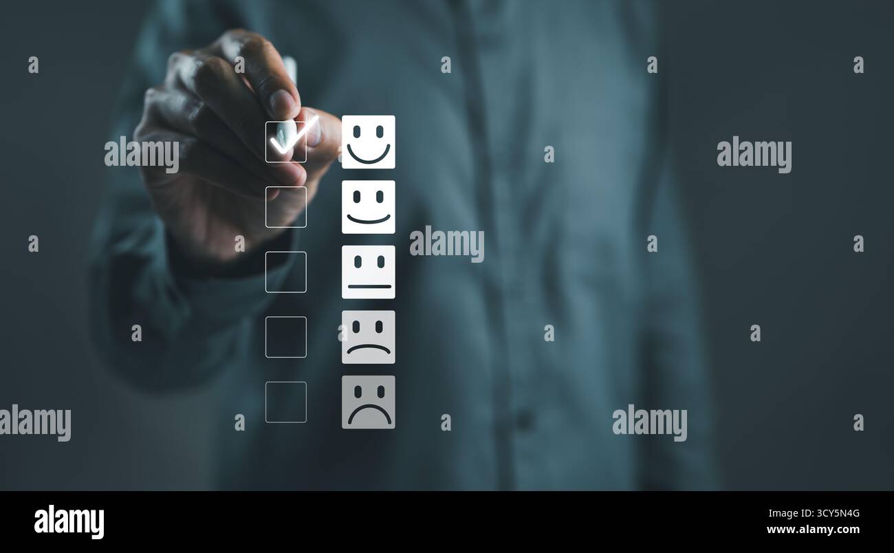 Analisi dei clienti feedback sulla soddisfazione del cliente. L'utente assegna una valutazione all'esperienza di servizio sull'applicazione online. Cliente che valuta la qualità di s. Foto Stock