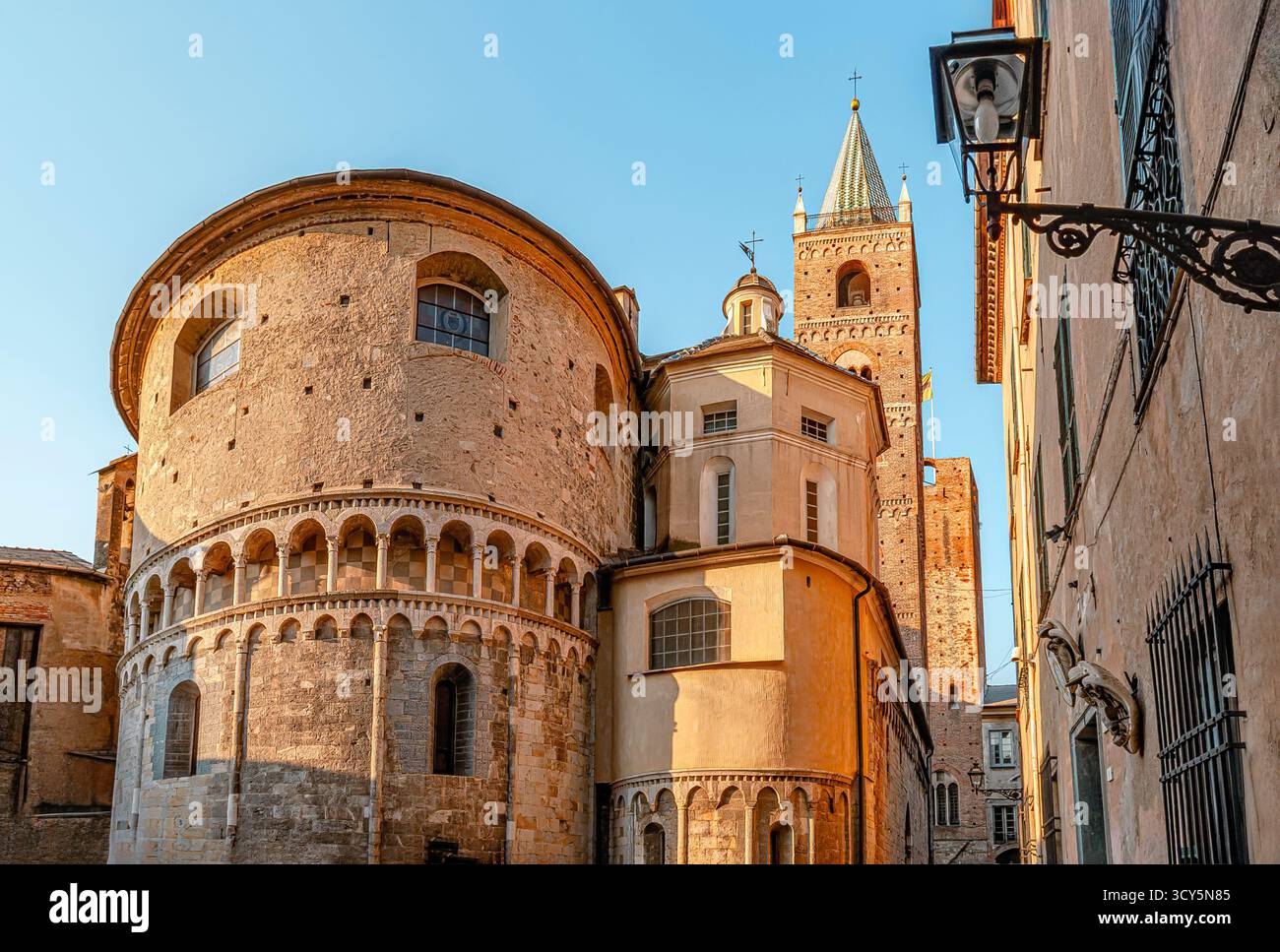 Piazza Die Leoni storica dietro la Cattedrale di San Michele ad Albenga, Liguria, Italia. Foto Stock