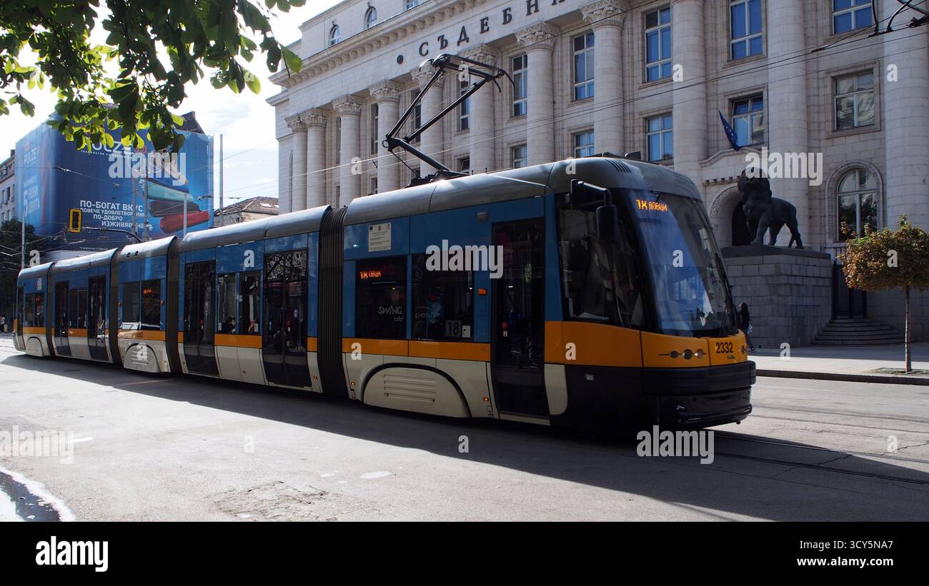 Linea 18 del tram, marchio Pesa Swing, passando su Vitosha Boulevard vicino al Palazzo di giustizia nel centro della città, Sofia, Bulgaria Foto Stock
