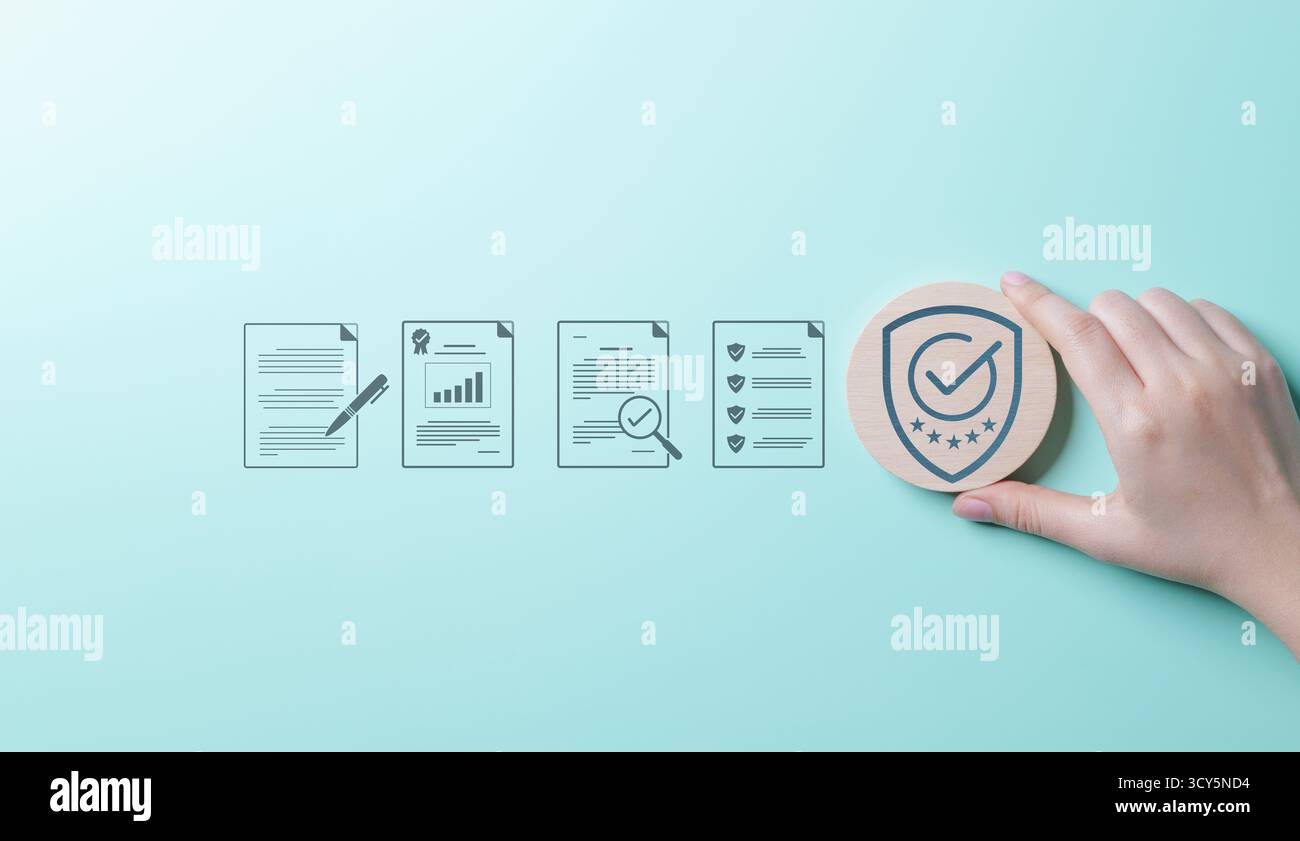 Coinvolgente mano con icone di controllo della qualità. garanzia di certificazione di controllo qualità standard per il processo di automazione. Gestione della qualità, Qua Foto Stock