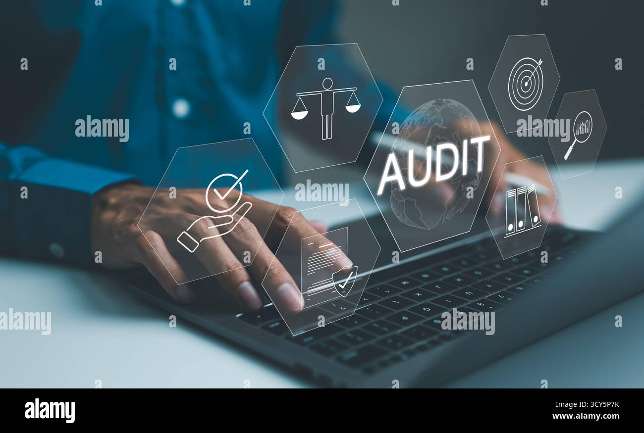 concetto di audit aziendale. Un professionista che conduce un controllo aziendale utilizzando un laptop con interfaccia virtuale che visualizza l'audit e l'analisi dei dati di conformità Foto Stock