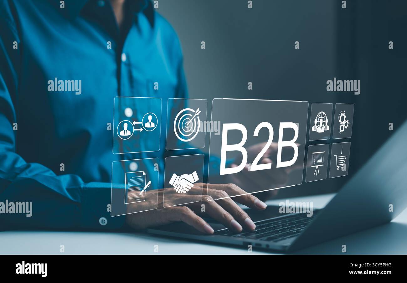 Concetto di strategia aziendale B2B. Uomo d'affari che lavora con un'interfaccia virtuale B2B su un notebook, concettualizzando strategia, partnership, obiettivi aziendali Foto Stock