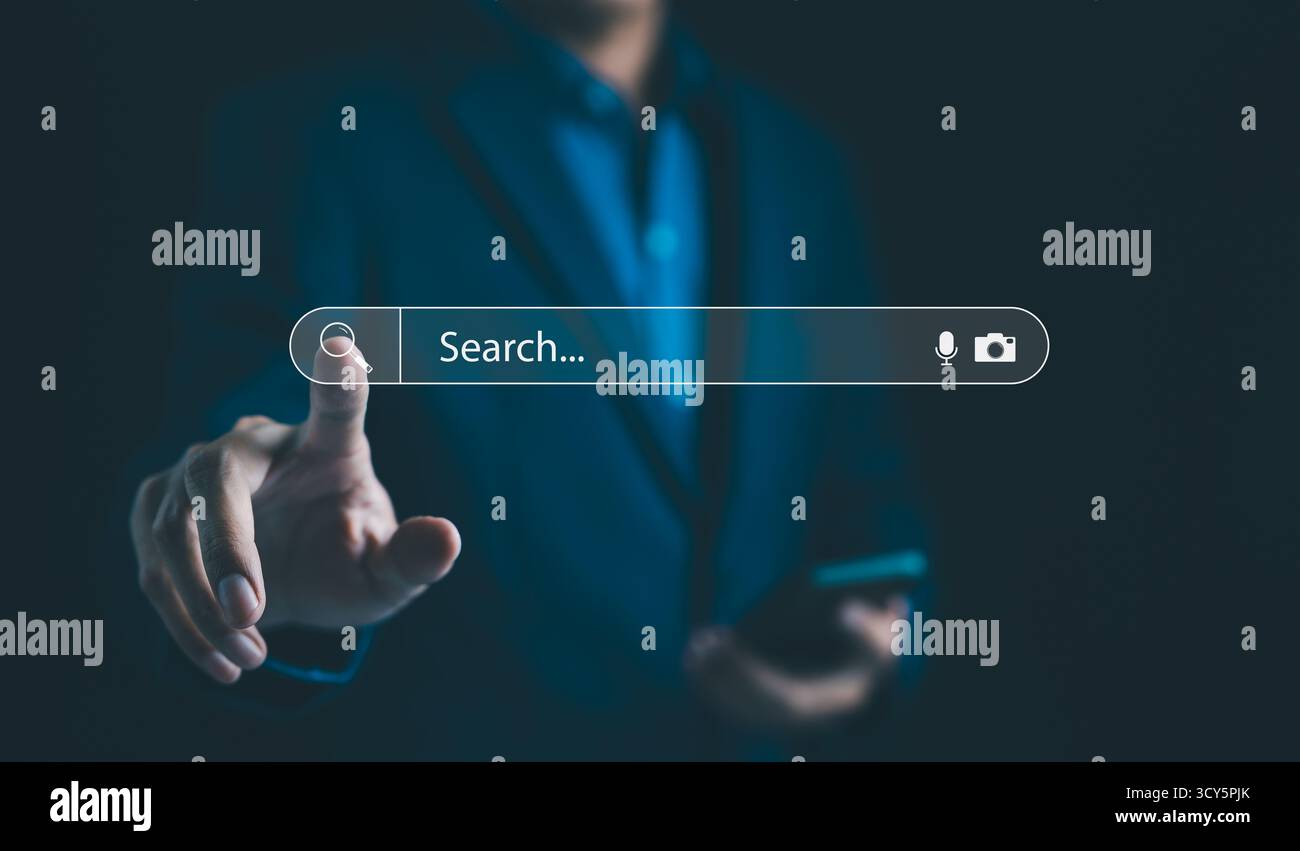 Tecnologia di ricerca dei dati e concetto di ottimizzazione dei motori di ricerca. Un uomo d'affari utilizza lo smartphone e tocca la barra di ricerca per cercare informazioni sui dati Foto Stock