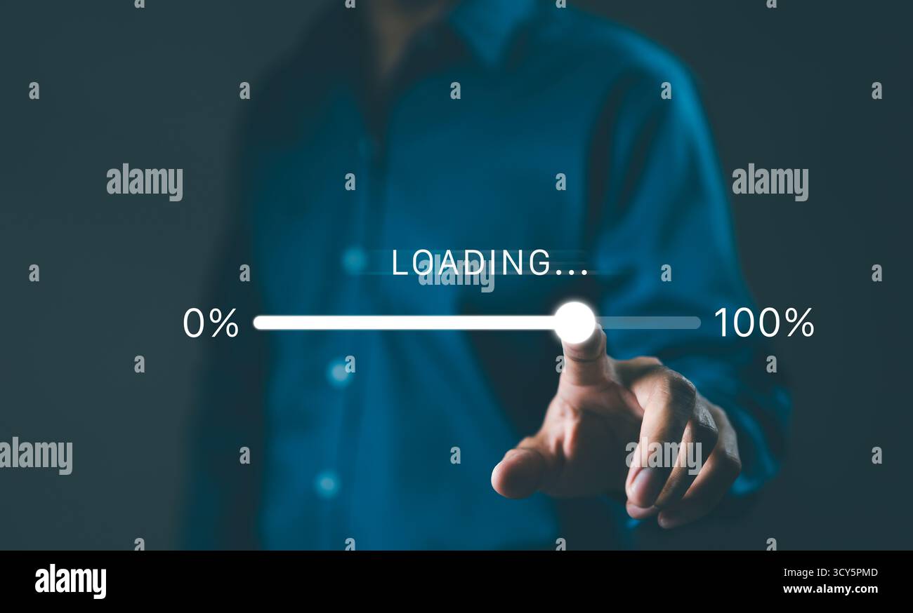 Persona che interagisce con un'interfaccia futuristica della barra di avanzamento del caricamento, raffigurante l'elaborazione dei dati o l'installazione del software. Avanzamento barra di caricamento digitale Foto Stock